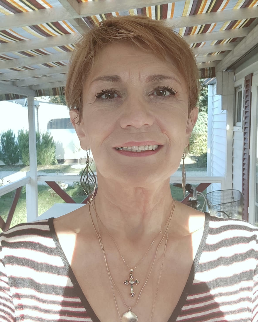 Portrait de Joëlle Bioulac, souriante